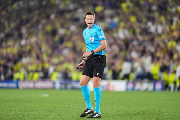 Fenerbahce v Benfica - UEFA Champions League ISTANBUL, TURKIYE - AUGUST 20: Referee Daniel Siebert leads the UEFA Champions League play-off round 1st leg match between Fenerbahce and Benfica at Fenerbahce Sukru Saracoglu Spor Kompleksi on August 20, 2025 in Istanbul, Turkiye. Cemal Yurttas Anadolu Istanbul Turkey. Editorial use only. Please get in touch for any other usage.  Copyright: x2025xAnadoluxCemalxYurttasx