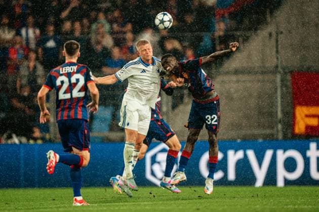 20 08 2025, Football, Men, Champions League Playoffs, Season 25 26, FC Basel vs FC Copenhagen Jonas Adjetey 32 FC Basel in a header duel with Andreas Cornelius 14 FC Copenhagen St Jakob Park, Basel, Switzerland