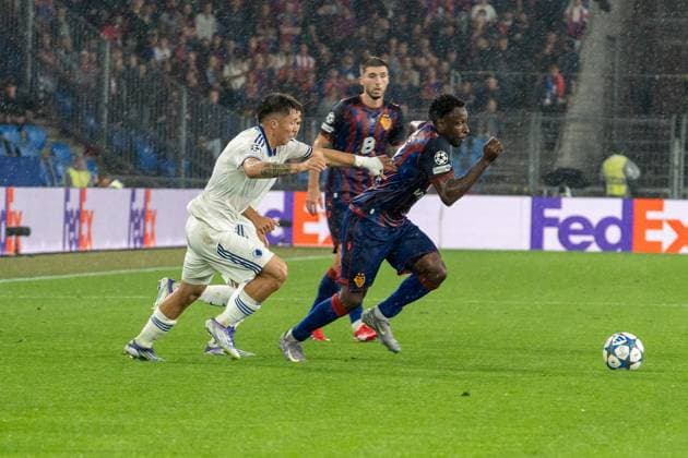 Basel, Switzerland, August 20th 2025 Philip Otele (7 FC Basel 1893) against Rodrigo Huescas (13 F.C. Copenhagen) during the UEFA Champions League Play-off match between FC Basel 1893 and F.C. Copenhagen at St. Jakob Park in Basel, Switzerland. (Pascal von Büren SPP) Copyright: xPascalxvonxBürenx xSPPx spp-en-PaVoBSp-Pavo-Fotografie-434