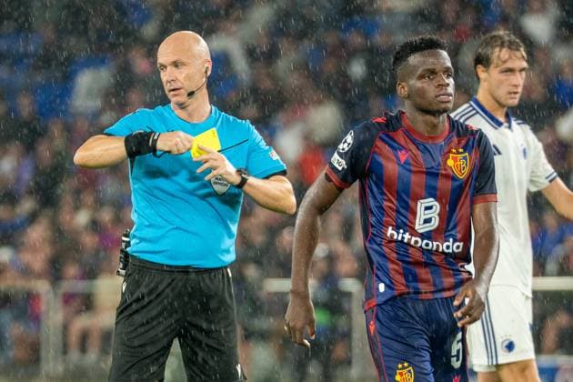 Basel, Switzerland, August 20th 2025 ABEMLY Meto Silu METINHO (5 FC Basel 1893) and ref Anthony Taylor during the UEFA Champions League Play-off match between FC Basel 1893 and F.C. Copenhagen at St. Jakob Park in Basel, Switzerland. (Pascal von Büren SPP) Copyright: xPascalxvonxBürenx xSPPx spp-en-PaVoBSp-Pavo-Fotografie-438