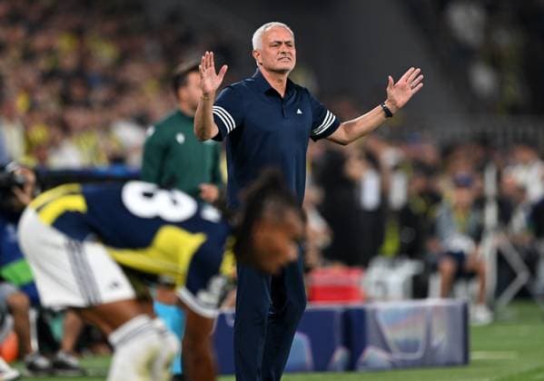 Fenerbahce v Benfica - UEFA Champions League ISTANBUL, TURKIYE - AUGUST 20: Head Coach of Fenerbahce Jose Mourinho gives tactics during the UEFA Champions League play-off round 1st leg match between Fenerbahce and Benfica at Fenerbahce Sukru Saracoglu Spor Kompleksi on August 20, 2025 in Istanbul, Turkiye. Ali Atmaca Anadolu Istanbul Turkey. Editorial use only. Please get in touch for any other usage.  Copyright: x2025xAnadoluxAlixAtmacax