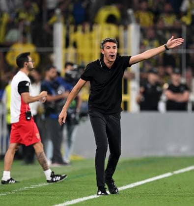 Fenerbahce v Benfica - UEFA Champions League ISTANBUL, TURKIYE - AUGUST 20: Head Coach of Benfica Bruno Lage gives tactics during the UEFA Champions League play-off round 1st leg match between Fenerbahce and Benfica at Fenerbahce Sukru Saracoglu Spor Kompleksi on August 20, 2025 in Istanbul, Turkiye. Ali Atmaca Anadolu Istanbul Turkey. Editorial use only. Please get in touch for any other usage.  Copyright: x2025xAnadoluxAlixAtmacax