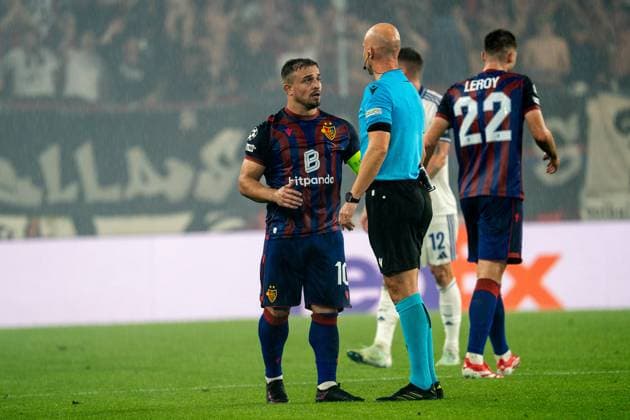 Basel, Switzerland, August 20th 2025 Xherdan Shaqiri (10 FC Basel 1893) Discusses with the referee during the UEFA Champions League Play-off match between FC Basel 1893 and F.C. Copenhagen at St. Jakob Park in Basel, Switzerland. (Pascal von Büren SPP) Copyright: xPascalxvonxBürenx xSPPx spp-en-PaVoBSp-Pavo-Fotografie-461