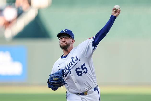August 20, 2025: Kansas City Royals starting pitcher Noah Cameron (65) warms up before the first inning of a baseball game against the Texas Rangers at Kauffman Stadium in Kansas City, MO. CSM Kansas City United States of America - ZUMAc04_ 20250820_zma_c04_003 Copyright: xDavidxSmithx