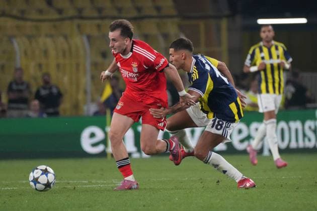 Mert Muldur (R) of Fenerbahce and Kerem Akturkoglu (L) of Benfica battle for the ball during the UEFA Champions League Play off 1st leg match between Fenerbahce and Benfica at Ulker Sukru Saracoglu CHOBANI Stadium on August 20, 2025 in Istanbul, Turkey. Istanbul Turkey Copyright: xSeskimPhotox Fenerbahce-Benfica_2008 (76)