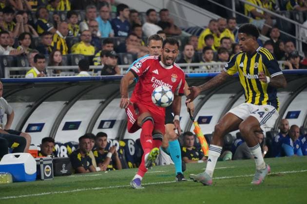 Jayden Oosterwolde (R) of Fenerbahce and Vangelis Pavlidis (L) of Benfica battle for the ball during the UEFA Champions League Play off 1st leg match between Fenerbahce and Benfica at Ulker Sukru Saracoglu CHOBANI Stadium on August 20, 2025 in Istanbul, Turkey. Istanbul Turkey Copyright: xSeskimPhotox Fenerbahce-Benfica_2008 (81)