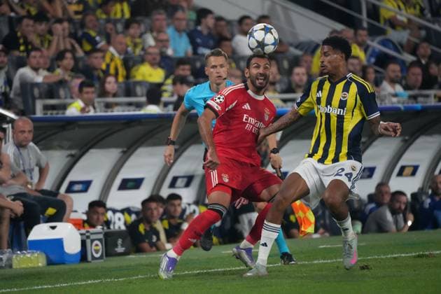 Jayden Oosterwolde (R) of Fenerbahce and Vangelis Pavlidis (L) of Benfica battle for the ball during the UEFA Champions League Play off 1st leg match between Fenerbahce and Benfica at Ulker Sukru Saracoglu CHOBANI Stadium on August 20, 2025 in Istanbul, Turkey. Istanbul Turkey Copyright: xSeskimPhotox Fenerbahce-Benfica_2008 (82)