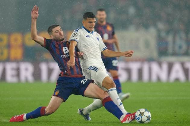 Leo Leroy (FC Basel 1893, 22) and Mohamed Elyounoussi (FC Copenhagen, 10) during FC Basel 1893 vs FC Copenhagen, UEFA Champions League football match in Basel, Switzerland, August 20 2025  Copyright: xScottxColeman IPAxSportx xipa-agency.netx xx IPA_62826781 IPA_Agency_IPA62826781