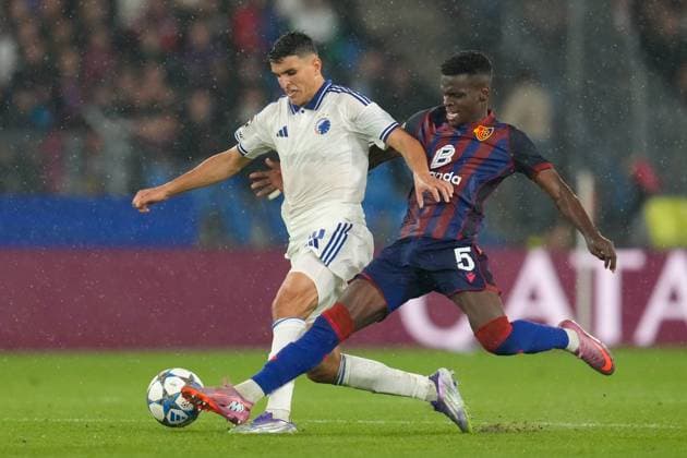 Mohamed Elyounoussi (FC Copenhagen, 10) works against Metinho (FC Basel 1893, 5) during FC Basel 1893 vs FC Copenhagen, UEFA Champions League football match in Basel, Switzerland, August 20 2025  Copyright: xScottxColeman IPAxSportx xipa-agency.netx xx IPA_62826804 IPA_Agency_IPA62826804