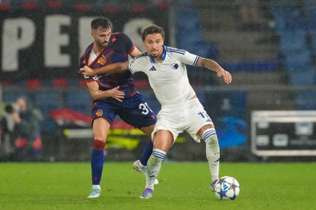 Leo Leroy (FC Basel 1893, 22) works against Jordan Larsson (FC Copenhagen, 11) during FC Basel 1893 vs FC Copenhagen, UEFA Champions League football match in Basel, Switzerland, August 20 2025  Copyright: xScottxColeman IPAxSportx xipa-agency.netx xx IPA_62826849 IPA_Agency_IPA62826849