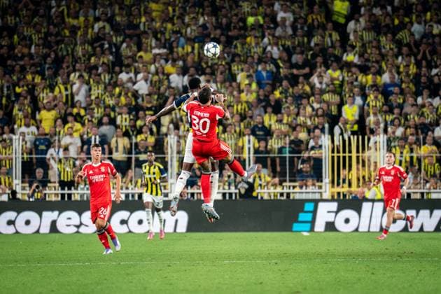 UEFA Champions League Playoff Match Fenerbahce Vs Benfica in Istanbul, Turkey - 20 Aug 2025 Fred Rodrigues of Fenerbahce seen in action with Nicolas Otamendi of Benfica during the UEFA Champions League Playoff match between Fenerbahce and Benfica at Chobani Stadium. Final score Fenerbahce 0 : 0 Benfica Istanbul Turkey Copyright: xYagizxGurtugx xSOPAxImagesx YGURTUG-25