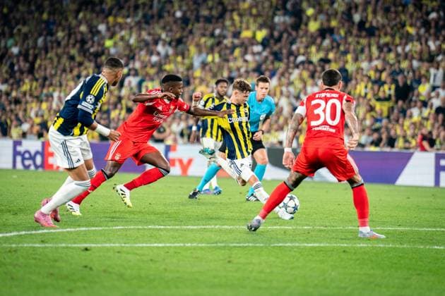 UEFA Champions League Playoff Match Fenerbahce Vs Benfica in Istanbul, Turkey - 20 Aug 2025 Sebastian Szymanski of Fenerbahce seen in action during the UEFA Champions League Playoff match between Fenerbahce and Benfica at Chobani Stadium. Final score Fenerbahce 0 : 0 Benfica Istanbul Turkey Copyright: xYagizxGurtugx xSOPAxImagesx YGURTUG-30