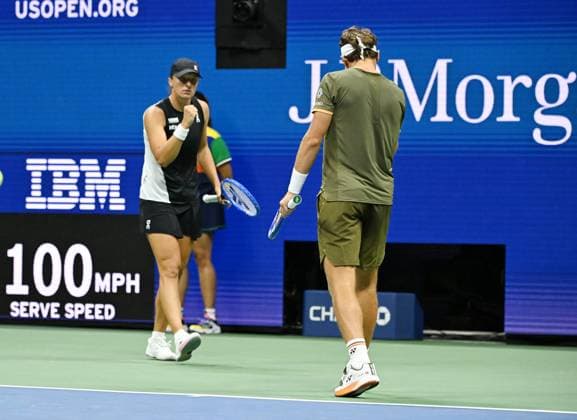 Jessica Pegula and Jack Draper Vs Iga Swiatek and Casper Ruud Mixed Doubles Semi Finals on Arthur Ashe Stadium at the 2025 US Open Tennis Championship at the USTA Billie Jean King National Tennis Center in New York City on Wednesday, August 20, 2025 in New York City. Jessica Pegula and Jack Draper were defeated by Iga Swiatek and Casper Ruud 5-3-3-5 8-10 and advance to the finals.  NYP20250820505 LarryxMarano