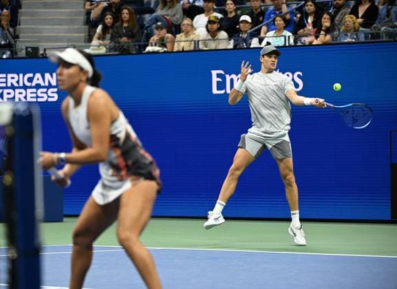 Jessica Pegula and Jack Draper Vs Iga Swiatek and Casper Ruud Mixed Doubles Semi Finals on Arthur Ashe Stadium at the 2025 US Open Tennis Championship at the USTA Billie Jean King National Tennis Center in New York City on Wednesday, August 20, 2025 in New York City. Jessica Pegula and Jack Draper were defeated by Iga Swiatek and Casper Ruud 5-3-3-5 8-10 and advance to the finals.  NYP20250820508 LarryxMarano