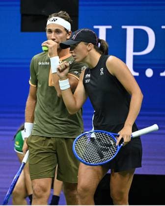 Jessica Pegula and Jack Draper Vs Iga Swiatek and Casper Ruud Mixed Doubles Semi Finals on Arthur Ashe Stadium at the 2025 US Open Tennis Championship at the USTA Billie Jean King National Tennis Center in New York City on Wednesday, August 20, 2025 in New York City. Jessica Pegula and Jack Draper were defeated by Iga Swiatek and Casper Ruud 5-3-3-5 8-10 and advance to the finals.  NYP20250820510 LarryxMarano