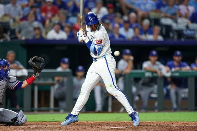 August 20, 2025: Kansas City Royals shortstop Bobby Witt Jr. (7) reacts to an inside pitch from Texas Rangers relief pitcher Hoby Milner (41) during the ninth inning of a baseball game at Kauffman Stadium in Kansas City, MO. CSM Kansas City United States of America - ZUMAc04_ 20250820_zma_c04_072 Copyright: xDavidxSmithx