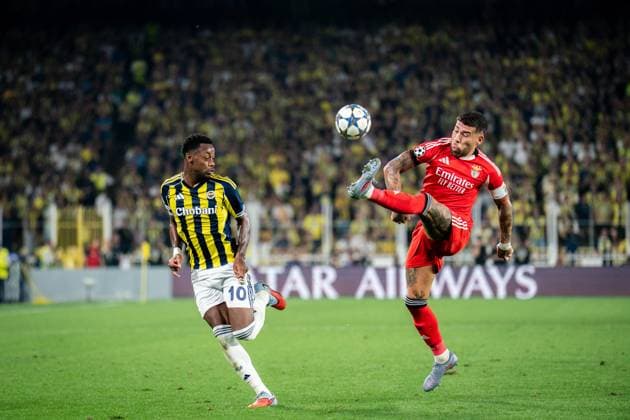 August 20, 2025, Istanbul, Turkey: John Duran of Fenerbahce seen in action with Nicolas Otamendi during the UEFA Champions League Playoff match between Fenerbahce and Benfica at Chobani Stadium. Final score Fenerbahce 0 : 0 Benfica Istanbul Turkey - ZUMAs197 20250820_aaa_s197_147 Copyright: xYagizxGurtugx