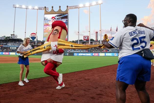 August 20, 2025: Ketchup wins the hot dog race during the fourth inning of a baseball game between the Kansas City Royals and Texas Rangers at Kauffman Stadium in Kansas City, MO. CSM Kansas City United States of America - ZUMAc04_ 20250820_zma_c04_081 Copyright: xDavidxSmithx