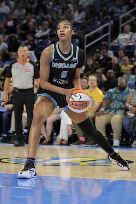 CHICAGO, IL - AUGUST 19: Angel Reese 5 of the Chicago Sky drives to the basket during the first half against the Seattle Storm on August 19, 2025 at Wintrust Arena in Chicago, Illinois. (Photo by Melissa Tamez Icon Sportswire) WNBA, Basketball Damen, USA AUG 19 Seattle Storm at Chicago Sky EDITORIAL USE ONLY Icon250819017