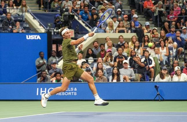 2025 US Open - Mixed Doubles NEW YORK, UNITED STATES - AUGUST 20: Iga Swiatek of Poland and Casper Ruud of Norway play against Jessica Pegula of the USA and Jack Draper of Great Britain in the semi-final of the Mixed Doubles competition at USTA Billie Jean King National Tennis Center on August 20, 2025, in New York City, USA. Selcuk Acar Anadolu New York United States. Editorial use only. Please get in touch for any other usage.  Copyright: x2025xAnadoluxSelcukxAcarx