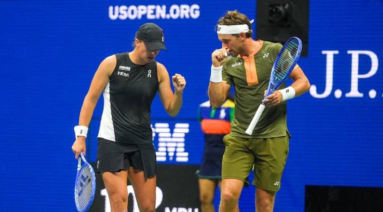 2025 US Open - Mixed Doubles NEW YORK, UNITED STATES - AUGUST 20: Iga Swiatek of Poland and Casper Ruud of Norway play against Jessica Pegula of the USA and Jack Draper of Great Britain in the semi-final of the Mixed Doubles competition at USTA Billie Jean King National Tennis Center on August 20, 2025, in New York City, USA. Selcuk Acar Anadolu New York United States. Editorial use only. Please get in touch for any other usage.  Copyright: x2025xAnadoluxSelcukxAcarx