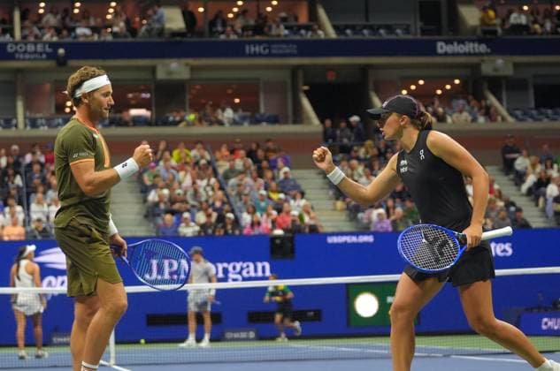 2025 US Open - Mixed Doubles NEW YORK, UNITED STATES - AUGUST 20: Iga Swiatek of Poland and Casper Ruud of Norway play against Jessica Pegula of the USA and Jack Draper of Great Britain in the semi-final of the Mixed Doubles competition at USTA Billie Jean King National Tennis Center on August 20, 2025, in New York City, USA. Selcuk Acar Anadolu New York United States. Editorial use only. Please get in touch for any other usage.  Copyright: x2025xAnadoluxSelcukxAcarx