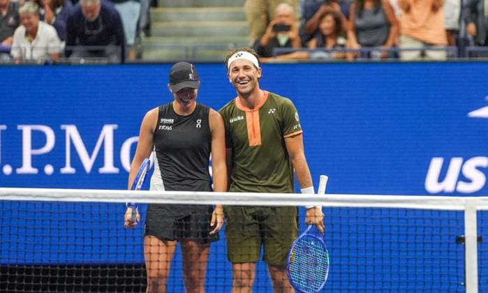 2025 US Open - Mixed Doubles NEW YORK, UNITED STATES - AUGUST 20: Iga Swiatek of Poland and Casper Ruud of Norway play against Jessica Pegula of the USA and Jack Draper of Great Britain in the semi-final of the Mixed Doubles competition at USTA Billie Jean King National Tennis Center on August 20, 2025, in New York City, USA. Selcuk Acar Anadolu New York United States. Editorial use only. Please get in touch for any other usage.  Copyright: x2025xAnadoluxSelcukxAcarx