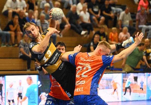 on the ball Anton Preußner Dresden vs Jiri Dokoupil Plzen , HC Elbflorenz Dresden vs Talent Plzen Pilsen, CZE , Test match, Friendly match, Preliminary match, Handball, 2 Liga der Männer, 2 Bundesliga, Saison 2025 2026, Dresden, BallsportARENA Dresden, 20 08 2025,