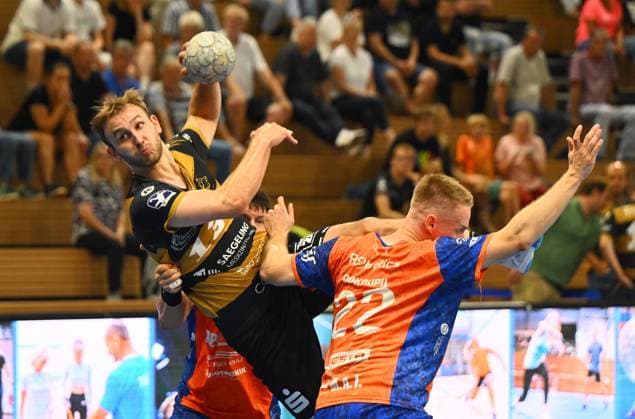 on the ball Anton Preußner Dresden vs Jiri Dokoupil Plzen , HC Elbflorenz Dresden vs Talent Plzen Pilsen, CZE , Test match, Friendly match, Preliminary match, Handball, 2 Liga der Männer, 2 Bundesliga, Saison 2025 2026, Dresden, BallsportARENA Dresden, 20 08 2025,