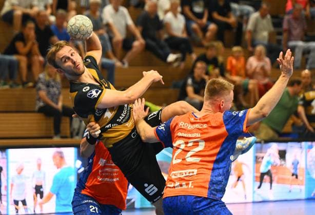 on the ball Anton Preußner Dresden vs Jiri Dokoupil Plzen , HC Elbflorenz Dresden vs Talent Plzen Pilsen, CZE , Test match, Friendly match, Preliminary match, Handball, 2 Liga der Männer, 2 Bundesliga, Saison 2025 2026, Dresden, BallsportARENA Dresden, 20 08 2025,