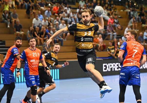 on the ball Anton Preußner Dresden , right Leonard Kaplan Plzen , HC Elbflorenz Dresden against Talent Plzen Pilsen, CZE , test match, friendly match, preparation match, handball, mens 2 league, 2 Bundesliga, season 2025 2026, Dresden, BallsportARENA Dresden, 20 08 2025,