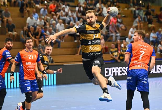on the ball Anton Preußner Dresden , right Leonard Kaplan Plzen , HC Elbflorenz Dresden against Talent Plzen Pilsen, CZE , test match, friendly match, preparation match, handball, mens 2 league, 2 Bundesliga, season 2025 2026, Dresden, BallsportARENA Dresden, 20 08 2025,