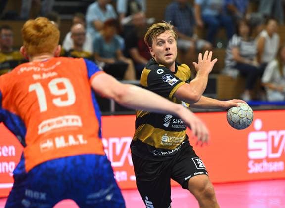 on the ball Viktor Petersen Norberg Dresden , left Daniel Blaha Plzen , HC Elbflorenz Dresden vs Talent Plzen Pilsen, CZE , Test match, Friendly match, Preparation match, Handball, 2 Liga der Männer, 2 Bundesliga, Saison 2025 2026, Dresden, BallsportARENA Dresden, 20 08 2025,