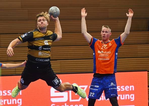 on the ball Viktor Petersen Norberg Dresden , on the right Jiri Dokoupil Plzen , HC Elbflorenz Dresden against Talent Plzen Pilsen, CZE , Test match, friendly match, preparation match, handball, 2 Liga der Männer, 2 Bundesliga, Saison 2025 2026, Dresden, BallsportARENA Dresden, 20 08 2025,