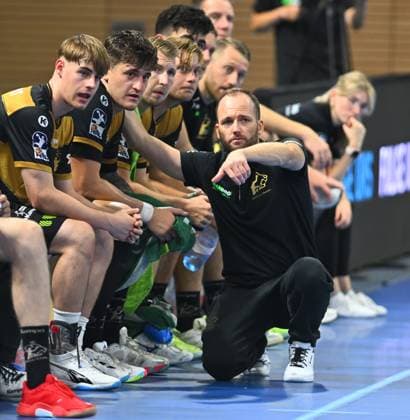 Coach Andre Haber Dresden in front of his players, HC Elbflorenz Dresden against Talent Plzen Pilsen, CZE , test match, friendly match, preparation match, handball, mens 2 league, 2 Bundesliga, season 2025 2026, Dresden, BallsportARENA Dresden, 20 08 2025,