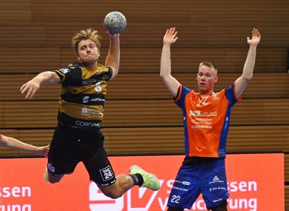 on the ball Viktor Petersen Norberg Dresden , on the right Jiri Dokoupil Plzen , HC Elbflorenz Dresden against Talent Plzen Pilsen, CZE , Test match, friendly match, preparation match, handball, 2 Liga der Männer, 2 Bundesliga, Saison 2025 2026, Dresden, BallsportARENA Dresden, 20 08 2025,