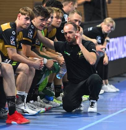 Coach Andre Haber Dresden in front of his players, HC Elbflorenz Dresden against Talent Plzen Pilsen, CZE , test match, friendly match, preparation match, handball, mens 2 league, 2 Bundesliga, season 2025 2026, Dresden, BallsportARENA Dresden, 20 08 2025,