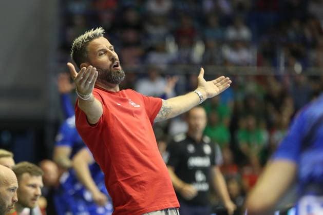 20 08 2025, xgox, Handball Hummel Cup SC Magdeburg TVB Stuttgart emspor, v l Bennet Wiegert Magdeburg, coach Complains, complains, scolds Magdeburg