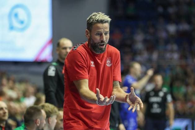 20 08 2025, xgox, Handball Hummel Cup SC Magdeburg TVB Stuttgart emspor, v l Bennet Wiegert Magdeburg, coach Complains, complains, scolds Magdeburg