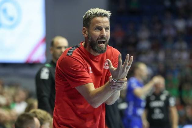 20 08 2025, xgox, Handball Hummel Cup SC Magdeburg TVB Stuttgart emspor, v l Bennet Wiegert Magdeburg, coach Complains, complains, scolds Magdeburg