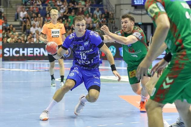 20 08 2025, xgox, Handball Hummel Cup SC Magdeburg TVB Stuttgart emspor, v l Simone Mengon Stuttgart, 15 , Elvar Oern Jonsson Magdeburg, 19 duel, duel, fight, tackle Magdeburg