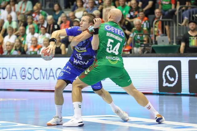 20 08 2025, xgox, Handball Hummel Cup SC Magdeburg TVB Stuttgart emspor, v l Simone Mengon Stuttgart, 15 , Oscar Bergendahl Magdeburg, 54 duel, duel, fight, tackle Magdeburg