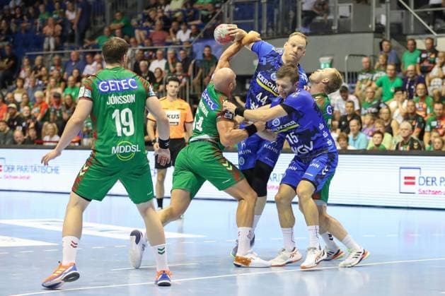20 08 2025, xgox, Handball Hummel Cup SC Magdeburg TVB Stuttgart emspor, v l Oscar Bergendahl Magdeburg, 54 , Lenny Rubin Stuttgart, 44 , Simone Mengon Stuttgart, 15 , Omar Ingi Magnusson Magdeburg, 14 duel, duel, fight, tackle Magdeburg