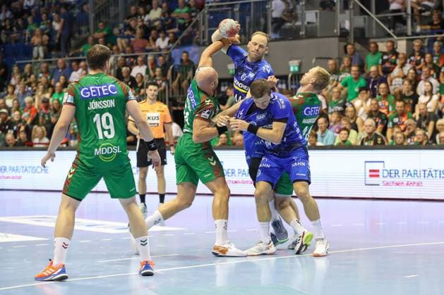 20 08 2025, xgox, Handball Hummel Cup SC Magdeburg TVB Stuttgart emspor, v l Oscar Bergendahl Magdeburg, 54 , Lenny Rubin Stuttgart, 44 , Simone Mengon Stuttgart, 15 , Omar Ingi Magnusson Magdeburg, 14 duel, duel, fight, tackle Magdeburg