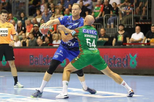 20 08 2025, xgox, Handball Hummel Cup SC Magdeburg TVB Stuttgart emspor, v l Lenny Rubin Stuttgart, 44 , Oscar Bergendahl Magdeburg, 54 duel, fight, tackle Magdeburg