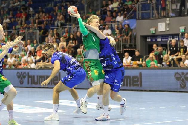 20 08 2025, xgox, Handball Hummel Cup SC Magdeburg TVB Stuttgart emspor, v l Max Haefner Häfner, Stuttgart, 3 , Gisli Thorgeir Kristjansson Magdeburg, 10 , Samuel Roethlisberger Röthlisberger, Stuttgart, 17 duel, duel, fight, tackle Magdeburg