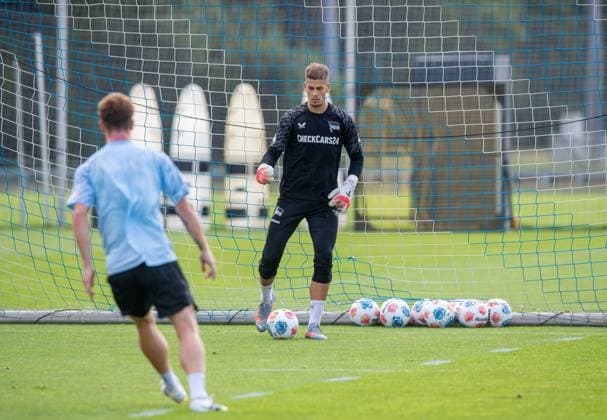 Soccer, Men, Season 2025 26, 2 Bundesliga, Hertha BSC, Training, f l Sebastian Grönning Hertha BSC , Goalkeeper Dennis Smarsch Hertha BSC , 20 08 2025, Copyright: xSebastianxRäppold MatthiasxKochx