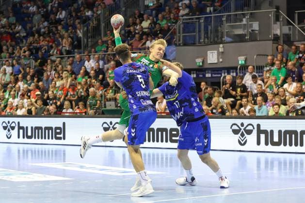 20 08 2025, xgox, Handball Hummel Cup SC Magdeburg TVB Stuttgart emspor, v l Antonio Seradilla Stuttgart, 5 , Gisli Thorgeir Kristjansson Magdeburg, 10 , Samuel Roethlisberger Röthlisberger, Stuttgart, 17 duel, duel, fight, tackle Magdeburg