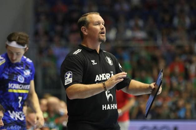20 08 2025, xgox, Handball Hummel Cup SC Magdeburg TVB Stuttgart emspor, f l Misha Kaufmann Stuttgart, coach gives instructions, gestures with arms, gesticulates, gives instructions Magdeburg
