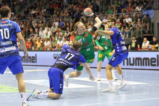 20 08 2025, xgox, Handball Hummel Cup SC Magdeburg TVB Stuttgart emspor, v l Samuel Roethlisberger Röthlisberger, Stuttgart, 17 , Omar Ingi Magnusson Magdeburg, 14 , Antonio Seradilla Stuttgart, 5 duel, duel, fight, tackle Magdeburg